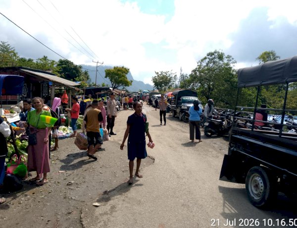 Ciptakan Sitkamtibmas Aman dan Kondusif, Polsek Miomaffo Barat Gelar KRYD di Pasar Mingguan Eban