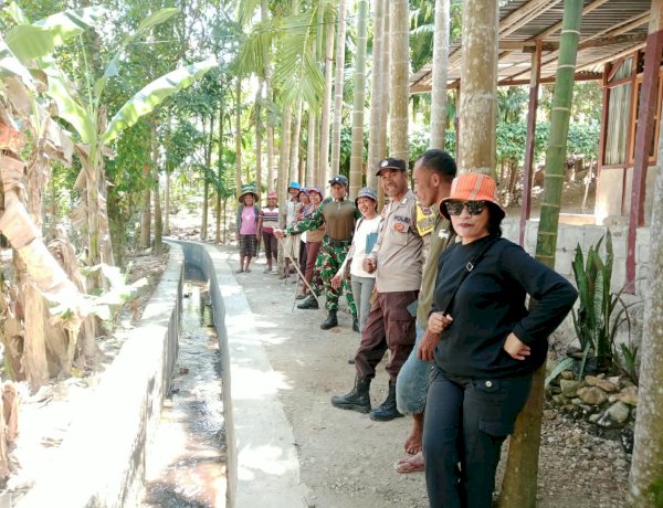 Bhabinkamtibmas Bersama TNI dan Pemerintah Kecamatan Perkuat Kamtibmas melalui Pemeriksaan Pagar Kintal di Noemuti