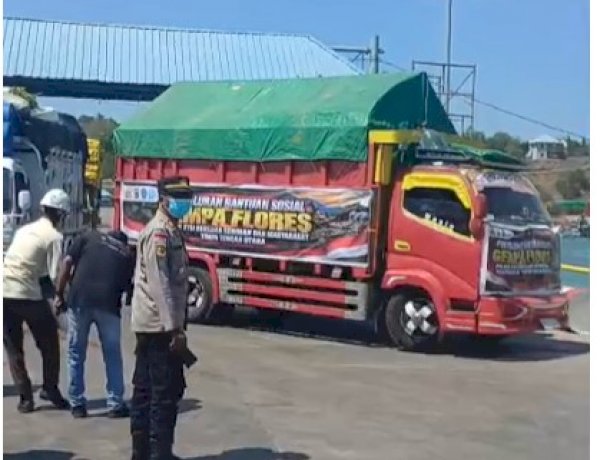 Dari TTU untuk Flores, Bantuan Kemanusiaan Diantar Menyeberangi Laut Menuju Ende