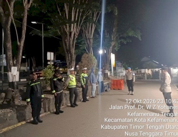 Patroli Presisi Lampu Biru; Polres TTU Sambangi Warga pada Malam Hari untuk Cegah Gangguan Kamtibmas