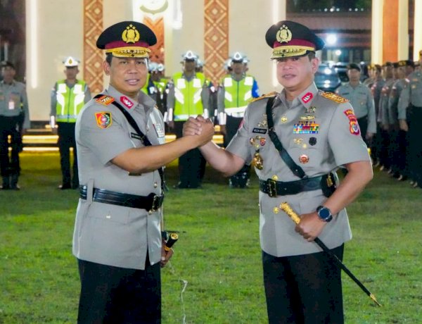 Penyerahan Pataka Catya Turangga Wira Sakti Tandai Pergantian Kepemimpinan Polda NTT dari Komjen Pol. Dr. Rudi Darmoko, S.I.K., M.Si. kepada Irjen Pol. Reza Arief Dewanto, S.I.K.