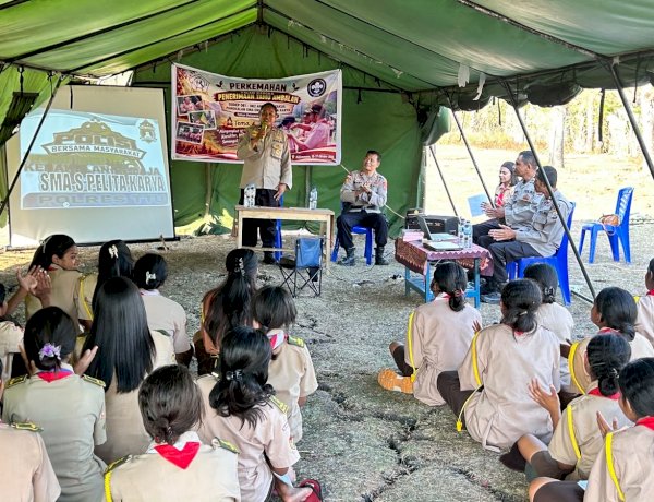 Waka Polres TTU Bersama Kasat Binmas Sosialisasikan Bahaya Kenakalan Remaja kepada Siswa Pramuka SMAS Pelita Karya Kefamenanu