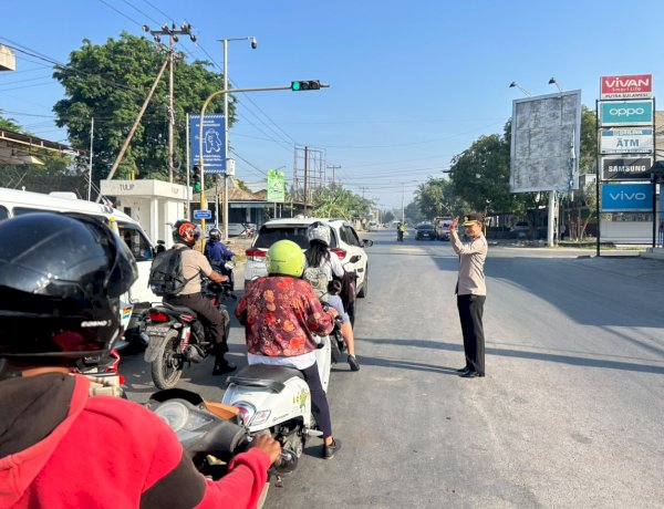 Tunjukkan Keteladanan; Kapolres TTU Turun Langsung Cek Personel Strong Point Pagi dan Atur Arus Lalu Lintas