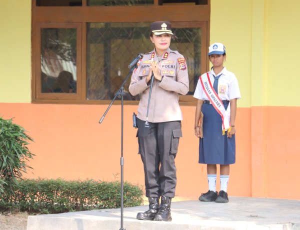 Kapolres TTU Jadi Pembina Upacara di SMPN 1 Kefamenanu, Ajak Siswa Raih Cita-Cita dan Jauhi Bullying