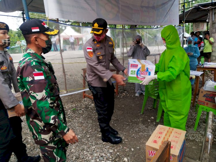 TNI-Polri di TTU Bantu Sembako untuk Petugas di Posko Covid-19 Oeperigi
