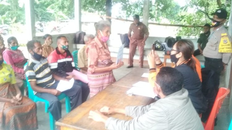 Bhabinkamtibmas Desa Bijaepasu lakukan Pengawasan Penyaluran Bantuan dari kementrian sosial