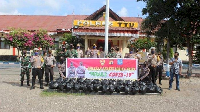 Lakukan Aksi Sosial, Polres TTU Salurkan Paket Sembako kepada Warga Terdampak Covid-19