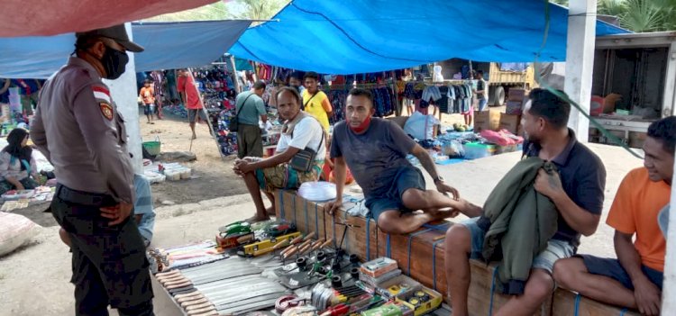 Pasar Rakyat Desa Ponu,  diberikan edukasi dan imbauan tentang New Normal