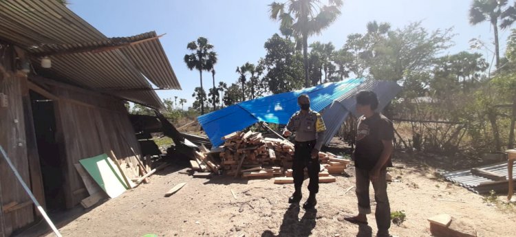 Bhabinkamtibmas   Bripka Arianto Sabuin sambang ke rumah yang terkena bencana