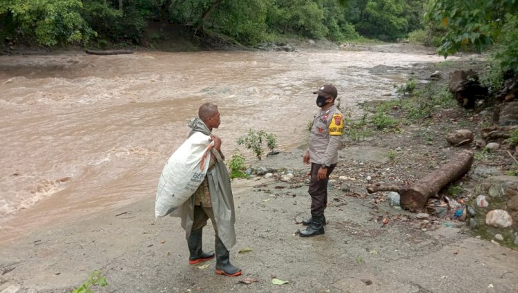 Bhabinkamtibmas Desa Noeltoko Ingatkan Warga antisipasi Bencana Banjir