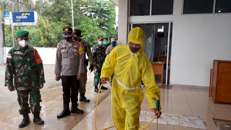 Tim Gabungan TNI POLRI dan Sat Pol PP di Kefamenanu Lakukan penyemprotan Disinfektan pada Fasilitas Umum