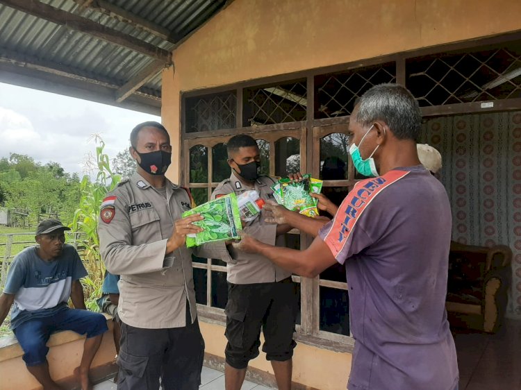 Babinkamtibmas Desa Kuanek mendukung pemulihan Ekonomi Rakyat dengan membagikan Bibit Sayur