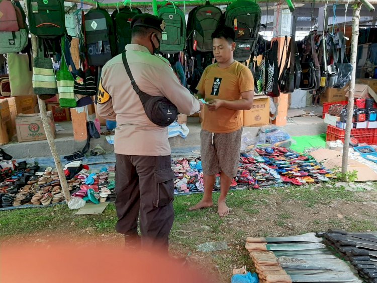 Masyarakat Beralasan tak Punya Masker, Bhabinkamtibmas Desa Letneo bagi-bagi Masker Di Pasar