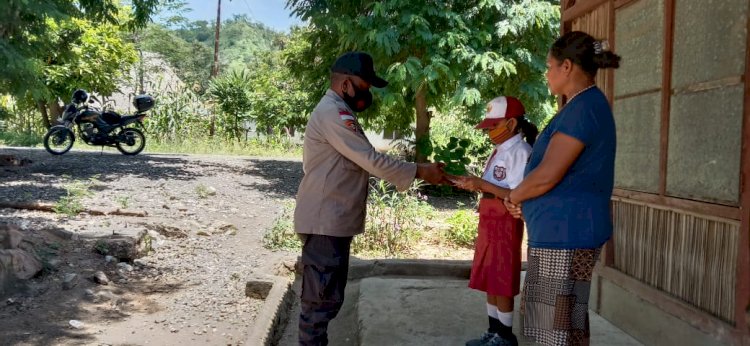 Bhabinkamtibmas Desa Humusu Oekolo Berikan Bantuan Buku dan Alat Tulis bagi Siswa Kurang Mampu