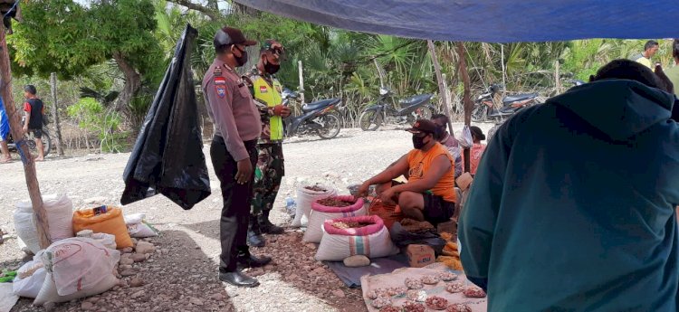 Wujudkan Sinergitas TNI-Polri, Bhabinkamtibmas dan Babinsa Sambangi Pasar Desa beri Himbauan Kamtibmas