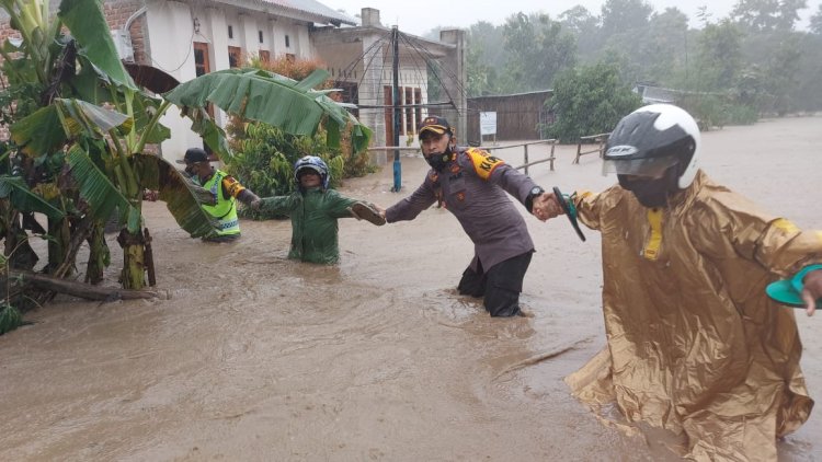 Aksi Heroik dilakukan Kapolres TTU dan Anggota saat Evakuasi Warga Terdampak Banjir