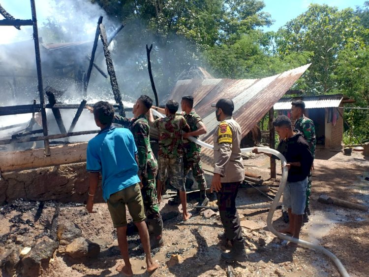 Si Jago Merah Lahap Rumah Ludofikus, TNI/Polri di TTU Turun Tangan Padamkan Api