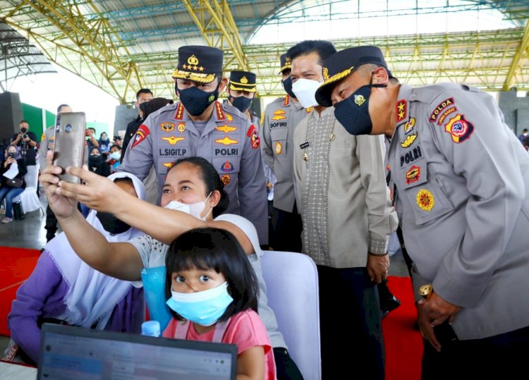 Kapolri Ingatkan Syarat Wajib Laksanakan PTM 100 Persen, saat Tinjau Vaksinasi Serentak se-Indonesia