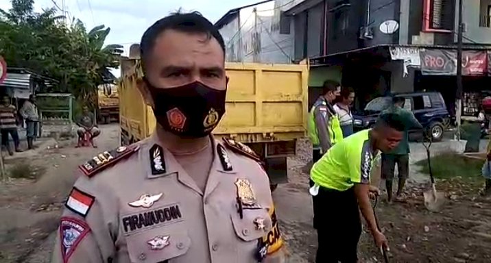 Lantas Polres TTU Tambal Jalan Berlubang, Warga Apresiasi