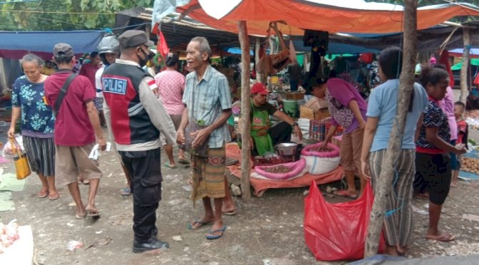 Anggota Polsek Insana Sambangi Pedagang Pasar Maubesi Beri Edukasi Kamtibmas dan Protkes