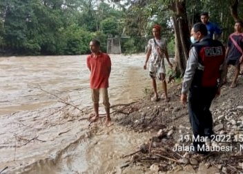 Anggota Polsek Insana Pantau Banjir di Tapenpah dan Susulaku