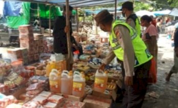 Antisipasi Kelangkaan Minyak Goreng, Polsek Insana Sidak di Pasar Maubesi