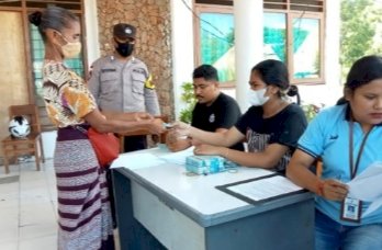 Dampingi Petugas Pos Indonesia, Ini yang Dilakukan Bhabinkamtibmas Nunmafo