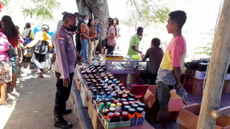 Anggota Polsubsektor Mena Periksa Barang Kadaluarsa di Pasar Kaubele