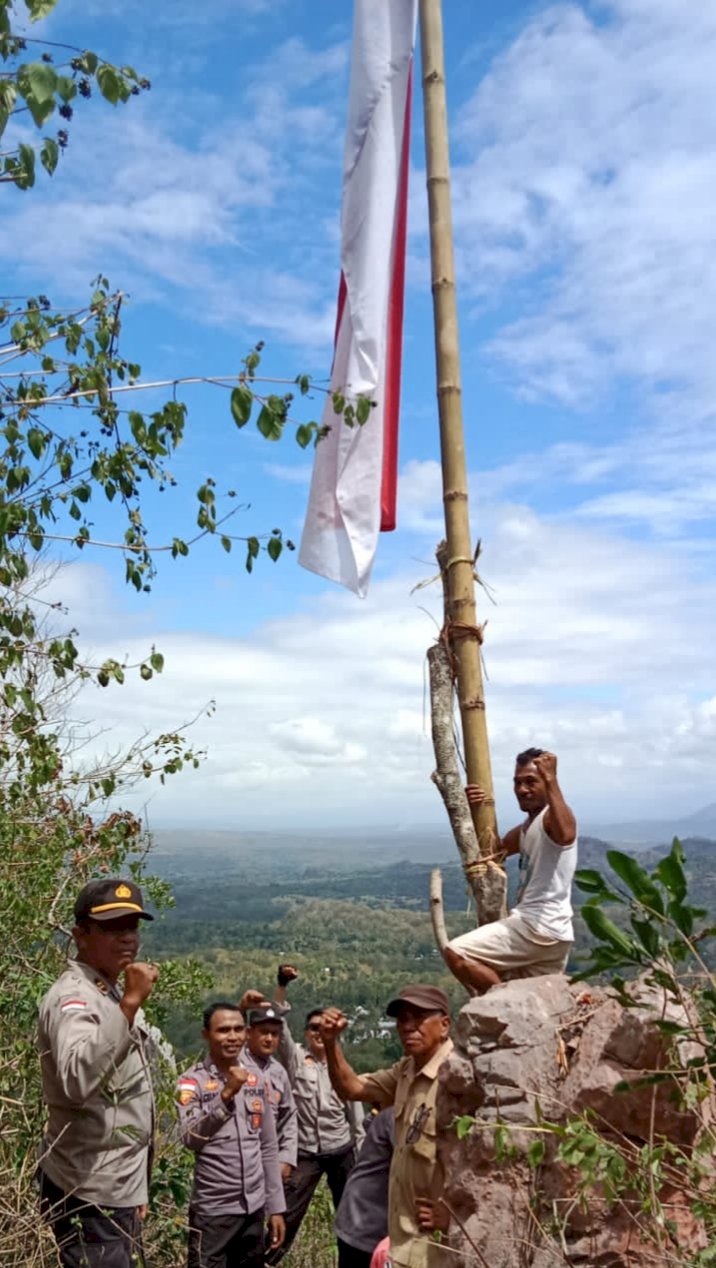 Sambut HUT ke 77 RI, Polsek Insana Kibarkan Bendera Merah Putih di Puncak Gunung