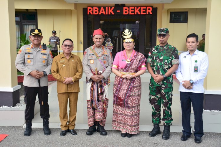 Kunker di Polres Kupang, Kapolda NTT dan Ketua Bhayangkari Daerah Dikenakan Pakaian Adat Amarasi