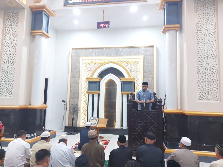 Kapolres TTU Beri Kultum Sebelum Sholat Tarawih di Masjid Agung Nurul Falah