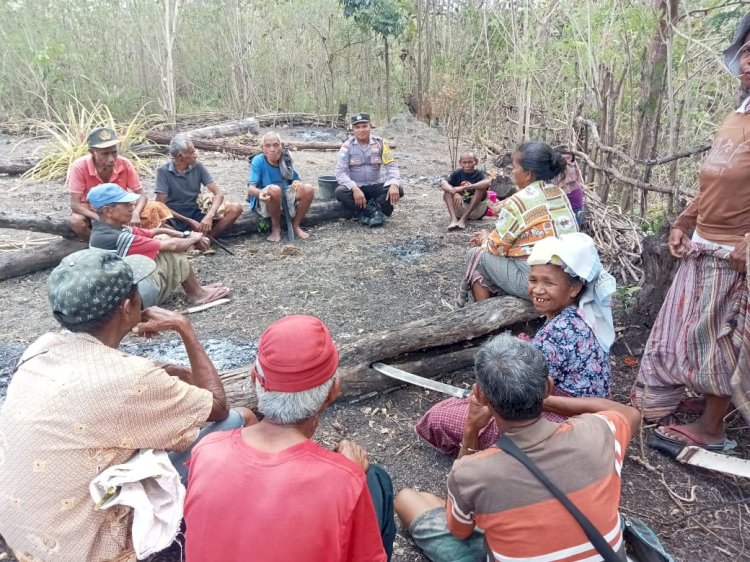 Bhabinkamtibmas Desa Banfanu Polres TTU Blusukan ke Kebun Warga Binaan, Imbau Dilarang Bakar Hutan dan Lahan Kebun