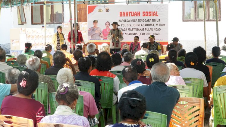 Kapolda dan Ketua Bhayangkari Daerah NTT memberikan 100 Paket Bansos dan 2 Sumur Bor di Pulau Ndao.-