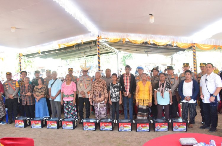 Polda NTT Menebarkan Kasih dalam Kegiatan Bakti Sosial, Kesehatan, dan Rohani di Kecamatan Sulamu.-