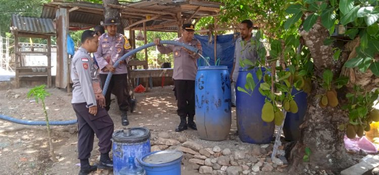 Kapolsek Miomaffo Barat Polres TTU Pimpin Anggota Beri Bantuan Air Bersih di Desa Nian