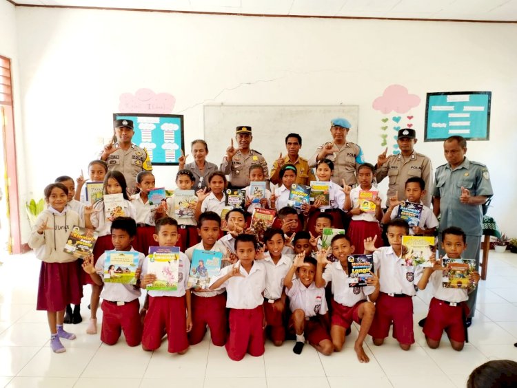 Implementasi Distribusi Buku Sampai Pelosok Nusantara, Kapolsek Insana Polres TTU Bagi Buku Bacaan untuk Anak SD