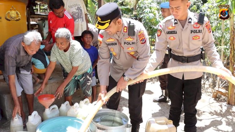 Pimpin Pembagian Air Bersih di Dua Desa di Noemuti, Kapolres TTU : Semoga Bermanfaat