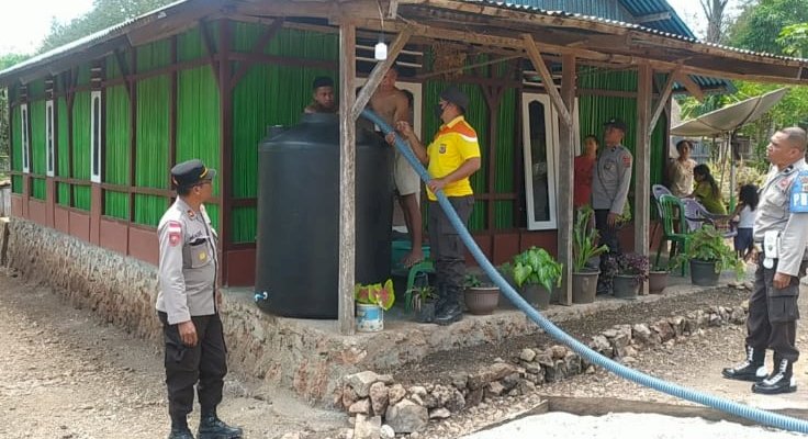 Polsek Biboki Selatan Polres TTU Distribusi Air Bersih Empat Tangki di Desa Upfaon