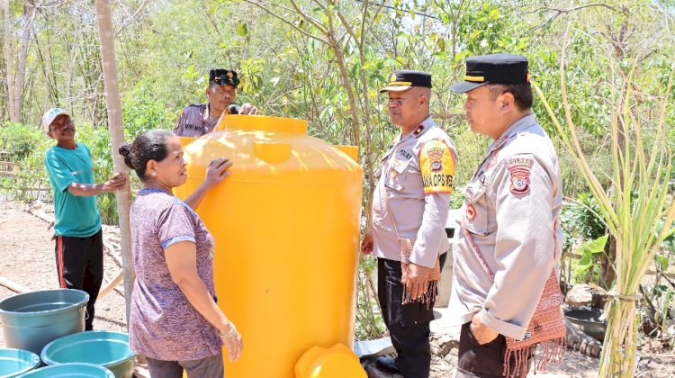 Seksi Humas Polres TTU Berbagi Air Bersih dalam peringatan Hari Jadi Humas Polri ke-72