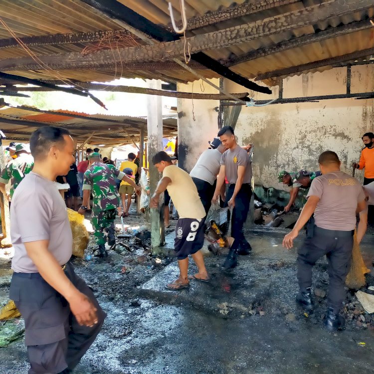 Wakapolres TTU Bersama Kasat Binmas Pimpin Anggota Lakukan Pembersihan Puing-puing Kebakaran di Pasar Baru Kefamenanu