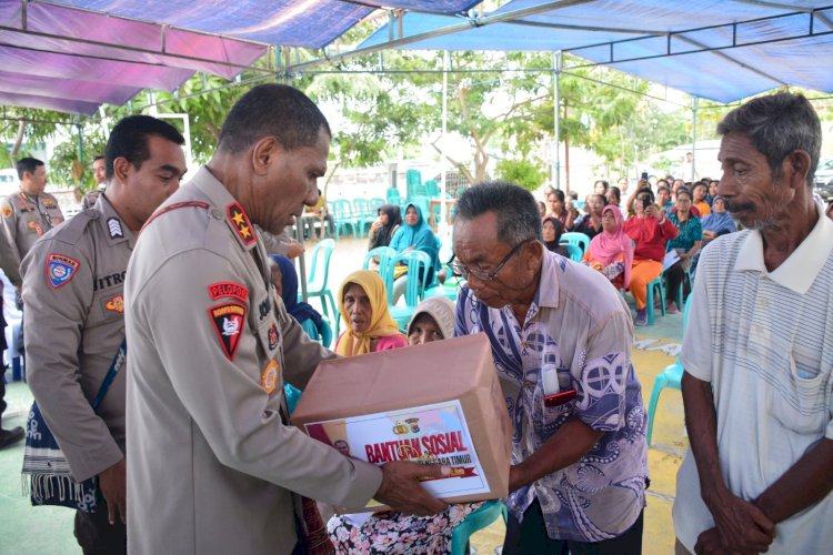 Kapolda NTT Berikan Bantuan Sosial kepada 100 Kepala Keluarga di Kecamatan Kota Waingapu.-