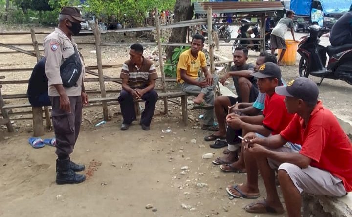 Patroli di Lingkungan Pasar, Bhabinkamtibmas Nonotbatan Polres TTU Imbau Warga Tidak Main Berjudi