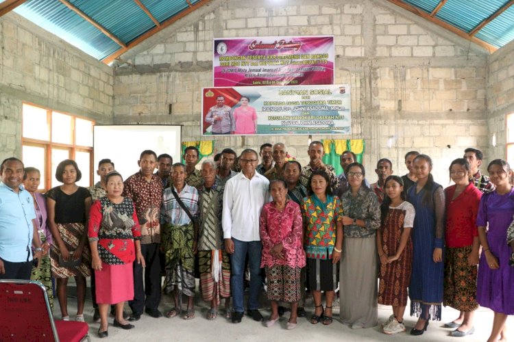Kapolda NTT dan Ketua Bhayangkari Daerah Salurkan Bantuan Sosial di GMIT Imanuel Noetoko.