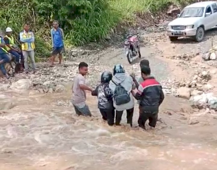 Bhabinkamtibmas Manusasi Polres TTU Gotong Royong Sebrangkan Warga Saat Banjir