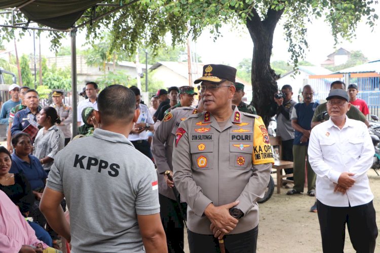 Memastikan Pemilu Berjalan dengan Lancar di Kota Kupang, Kapolda NTT Irjen Pol. Daniel Tahi Monang Silitonga terjun langsung ke TPS.-