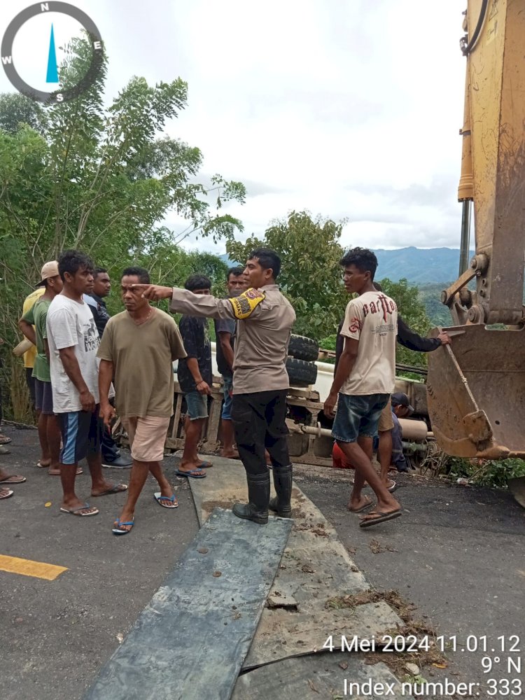 Bhabinkamtibmas Faenake Polres TTU Bantu Amankan dan Evakuasi Truc Tangki