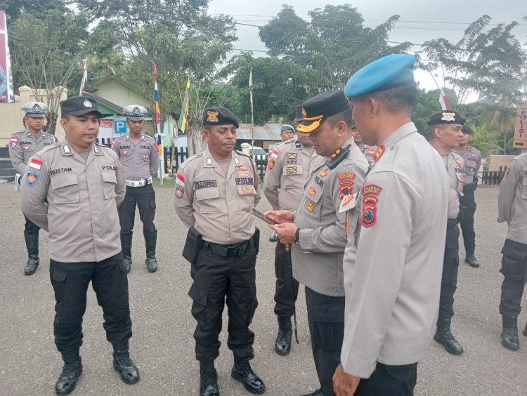 Razia Judi Online dan Pinjol : Kapolres TTU Periksa Handphone Anggota