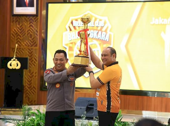 Penghargaan Kapolri untuk Jakarta Bhayangkara Presisi dan Popsivo Polwan atas prestasi di Proliga 2024