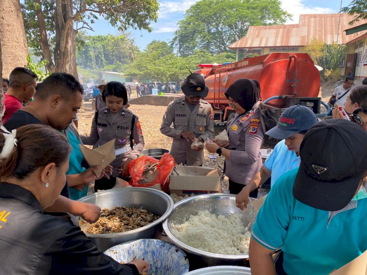 Personel Gabungan Polri dan TNI Masak untuk Pengungsi Erupsi Gunung Lewotobi di Posko Pengungsian Konga