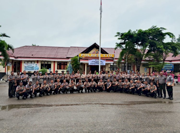 Siraman Air Kembang Bagi 47 Personel Polres TTU Dalam Prosesi Kenaikan Pangkat